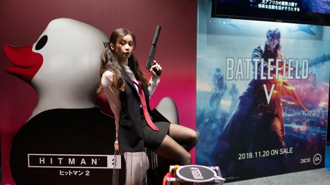 Seorang model mengenakan kostum karakter video game saat gelaran Tokyo Game Show 2018 di Tokyo, Jepang, Jumat (21/9). [AFP/ Martin BUREAU]