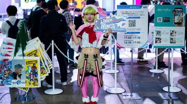 Seorang model mengenakan kostum karakter video game saat gelaran Tokyo Game Show 2018 di Tokyo, Jepang, Jumat (21/9). [AFP/ Martin BUREAU]