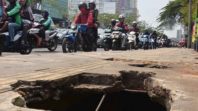 Suasana trotoar di Jalan Margonda yang berlubang, Depok, Jawa Barat, Sabtu (22/9). [Suara.com/Muhaimin A Untung]