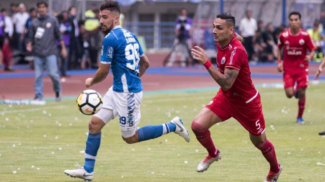 Pesepak bola Persib Bandung Jonatan Bauman (kiri) berebut bola dengan pesepak bola Persija Jakarta Jameirson Xavier (kanan) pada pertandingan lanjutan Go-Jek Liga 1 2018 di Stadion Gelora Bandung Lautan Api, Bandung, Jawa Barat, Minggu (23/9). ANTARA FOTO/Novrian Arbi