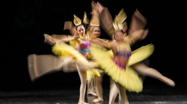 Sejumlah penari Balet tampil dalam ajang Bandung International Dance Competition (BIDC) di Teater Tertutup Dago Tea House, Bandung, Jawa Barat, Sabtu (22/9). ANTARA FOTO/M Agung Rajasa