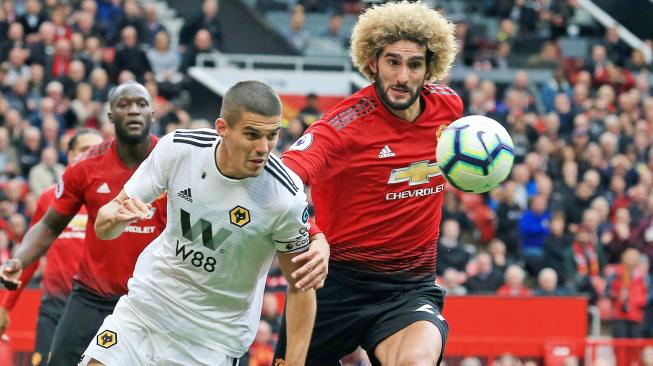 Gelandang Manchester United asal Belgia Marouane Fellaini bersaing dengan gelandang Wolverhampton Wanderers, Conor Coady saat Manchester United melawan Wolverhampton Wanderers di Old Trafford di Manchester, Inggris, Sabtu (22/9). [AFP/Lindsey PARNABY]