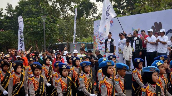 Menteri Pemuda dan Olahraga RI Imam Nahrawi bersama Gubernur DKI Jakarta Anies Baswedan dan Ketua Pelaksana Asian Para Games 2018 (Inapgoc) Raja Sapta Oktohari membuka Parade Momo di kawasan Monas, Jakarta, Minggu (23/9). [Suara.com/Muhaimin A Untung]