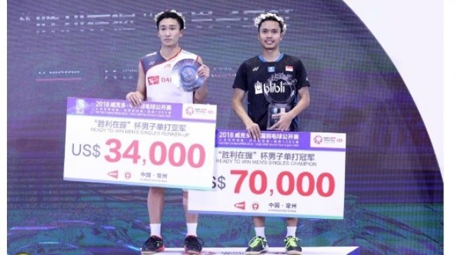 Pebulutangkis tunggal putra Indonesia, Anthony Sinisuka Ginting (kanan), menjuarai China Open 2018 usai mengalahkan ranking satu dunia dari Jepang, Kento Momota. [Humas PBSI]