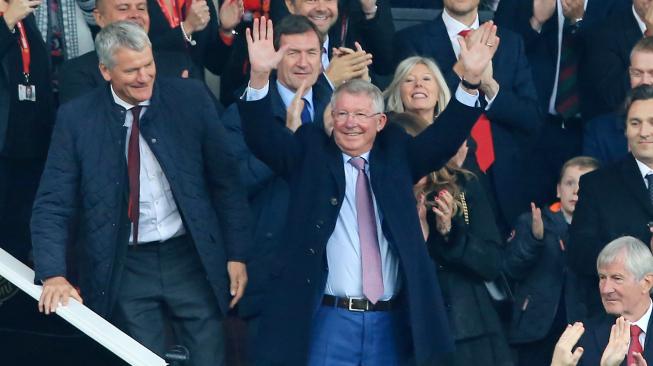 Mantan manajer Manchester United Alex Ferguson melambaikan tangan kepada penonton saat menonton pertandingan Manchester United melawan Wolverhampton Wanderers di Old Trafford di Manchester, Inggris, Sabtu (22/9).[AFP/Lindsey PARNABY]