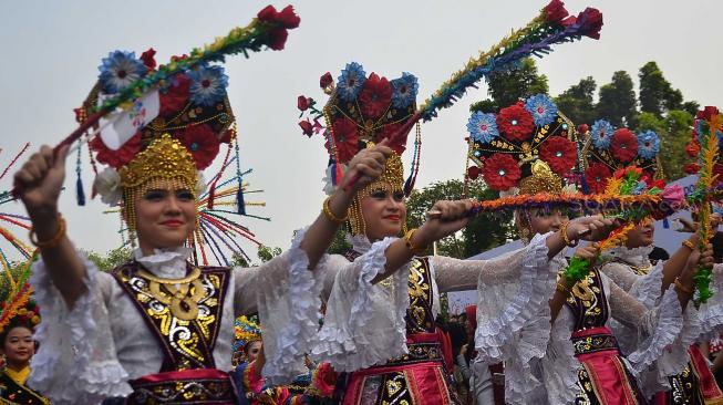 Sejumlah peserta mengikuti Parade Momo di kawasan Monas, Jakarta, Minggu (23/9). [Suara.com/Muhaimin A Untung]