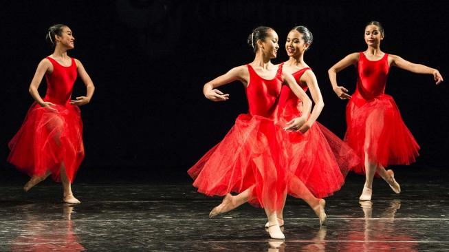 Sejumlah penari Balet tampil dalam ajang Bandung International Dance Competition (BIDC) di Teater Tertutup Dago Tea House, Bandung, Jawa Barat, Sabtu (22/9). ANTARA FOTO/M Agung Rajasa