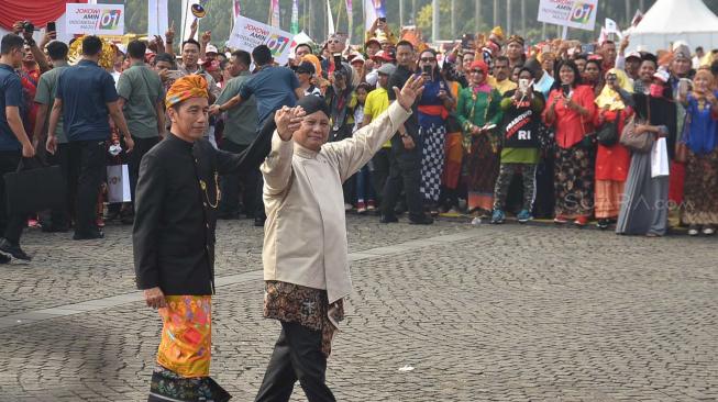 Capres nomor urut 01 Joko Widodo dan Capres nomor urut 02 Prabowo Subianto saat usai Mendeklarasikan Kampanye Damai dan Berintegritas di kawasan Monas, Jakarta, Minggu (23/9). [Suara.com/Muhaimin A Untung]