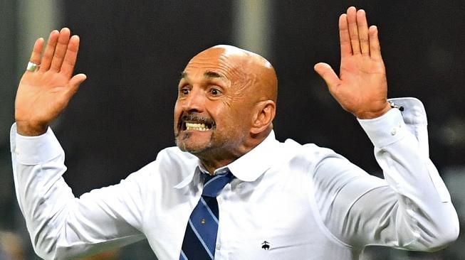 Pelatih Inter Milan Luciano Spalletti memberi isyarat selama pertandingan Sampdoria melawan Inter Milan di stadion Luigi Ferraris, Genoa, Italia, Sabtu (22/9). [AFP/Alberto PIZZOLI]