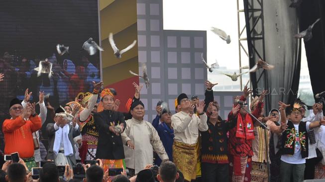 Capres-Cawapres nomor urut 01 Joko Widodo - Ma'ruf Amin dan Capres-Cawapres nomor urut 02 Prabowo Subianto - Sandiaga beserta pemimpin partai dan KPU melepas burung merpati saat Mendeklarasikan Kampanye Damai dan Berintegritas di kawasan Monas, Jakarta, Minggu (23/9). [Suara.com/Muhaimin A Untung]