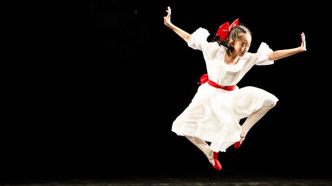 Penari Balet tampil dalam ajang Bandung International Dance Competition (BIDC) di Teater Tertutup Dago Tea House, Bandung, Jawa Barat, Sabtu (22/9). ANTARA FOTO/M Agung Rajasa