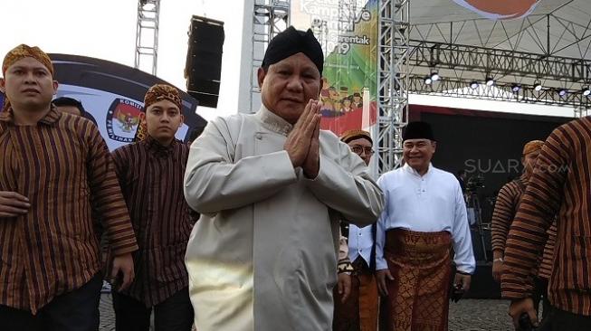 Heboh Video Pria Mirip Prabowo 'Welcome' dengan Wanita Cantik