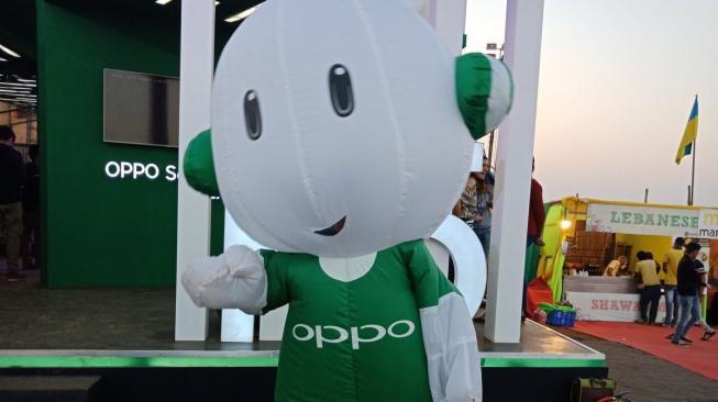 Ketakutan, Begini Reaksi Maskot Oppo saat Didekati Ondel-ondel