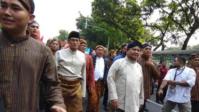 Tak seperti pendukung Jokowi-Ma'ruf Amin, pasangan Prabowo Subianto-Sandiag Uno hanya diiringi beberapa relawan dan pendukung saja saat deklarasi kampanye damai di Monas, Minggu (23/9/2018). (Suara.com/Chintya Sami B)