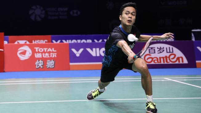 Pebulu tangkis tunggal putra Indonesia Anthony Sinisuka Ginting berusaha mengembalikan kok ke arah pebulu tangkis Jepang Kento Momota pada laga final China Open 2018 di di Olympic Sports Center Xincheng Gymnasium, Changzhou, Cina, Minggu (23/9). ANTARA FOTO/HO/Humas PP PBSI