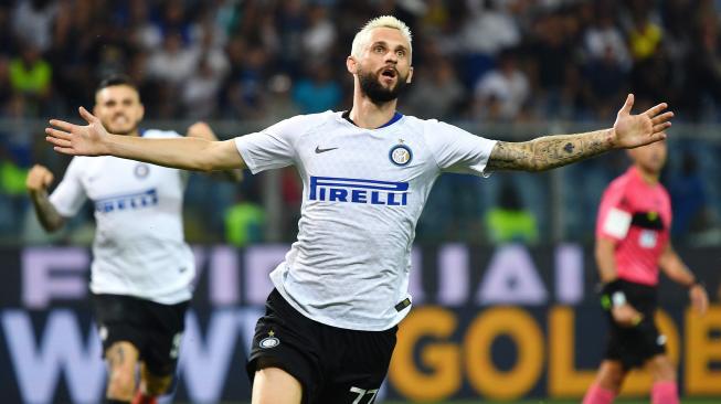 Pemain tengah Inter Milan, Marcelo Brozovic merayakan gol setelah mencetak gol ke gawang Sampdoria di stadion Luigi Ferraris , Genoa, Italia, Sabtu (22/9). [AFP/Alberto PIZZOLI]