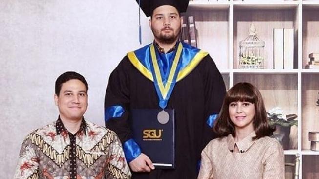 Meriam Bellina bersama dua putranya, Abel dan Nigel. (Instagram)