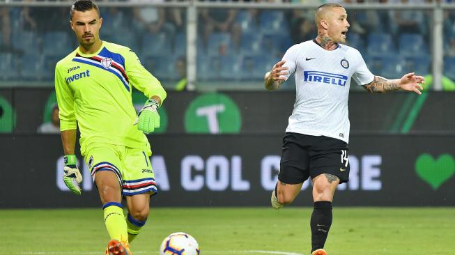 Gelandang Inter Milan Radja Nainggolan bereaksi di samping kiper Italia Sampdoria Emil Audero selama pertandingan  Sampdoria melawan Inter Milan di stadion Luigi Ferraris, Genoa, Italia, Sabtu (22/9). [AFP/Alberto PIZZOLI]