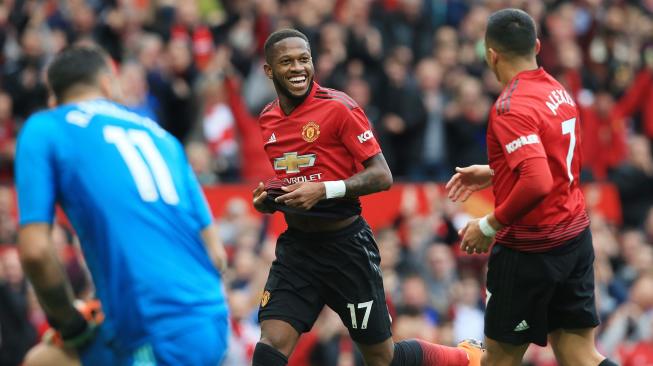 Pemain tengah asal Manchester United Fred merayakan gol setelah mencetak gol pembuka saat Manchester United melawan Wolverhampton Wanderers di Old Trafford di Manchester, Inggris, Sabtu (22/9). [AFP/Lindsey PARNABY]