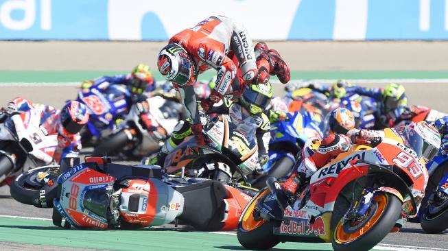 Pembalap Ducati  Jorge Lorenzo terjatuh saat balapan MotoGP Aragon di sirkuit Motorland Aragon, Spanyol, Minggu (23/9). [AFP/JOSE JORDAN]
