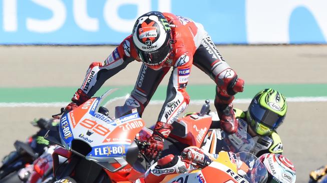 Pembalap Ducati  Jorge Lorenzo terjatuh saat balapan MotoGP Aragon di sirkuit Motorland Aragon, Spanyol, Minggu (24/9). [AFP/JOSE JORDAN]
