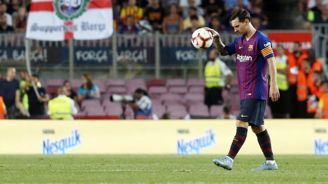 Lionel Messi mengambil bola saat Barcelona melawan Girona di stadion Camp Nou, Barcelona, Minggu (23/9). [AFP/Pau Barrena] 