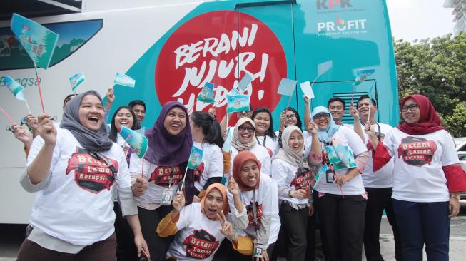 Sejumlah pegawai KPK bersorak saat pelepasan bus "Jelajah Negeri Bangun Antikorupsi" di gedung KPK, Jakarta, Senin (24/9). [ANTARA FOTO/Reno Esnir]