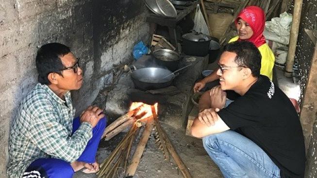 M Alfatih Timur, pendiri kitabisa.com saat mengunjungi keluarga yang menerima bantuan dana dari kitabisa.com. (Foto: dok. pribadi)