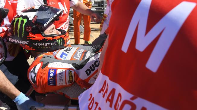 Pembalap Ducati  Jorge Lorenzo terjatuh saat balapan MotoGP Aragon di sirkuit Motorland Aragon, Spanyol, Minggu (23/9). [AFP/JOSE JORDAN]
