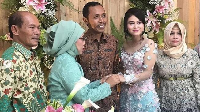 Pertunangan Furry Setya alias Mas Pur dengan Dwinda Ratna. (Instagram)