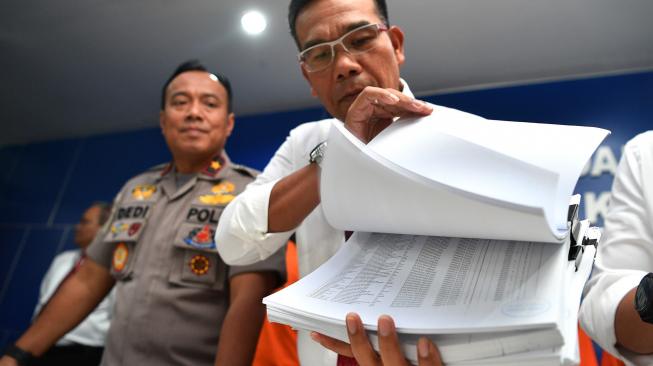 Wadirtipideksus Bareskrim Polri Kombes Pol Daniel Tahi Monang Silitonga (kanan) dan Karopenmas Mabes Polri Brigjen Pol Dedi Prasetyo (kiri) menunjukkan barang bukti saat rilis kasus kejahatan di kantor Bareskrim Polri, Jakarta, Senin (24/9). [ANTARA FOTO/Sigid Kurniawan]
