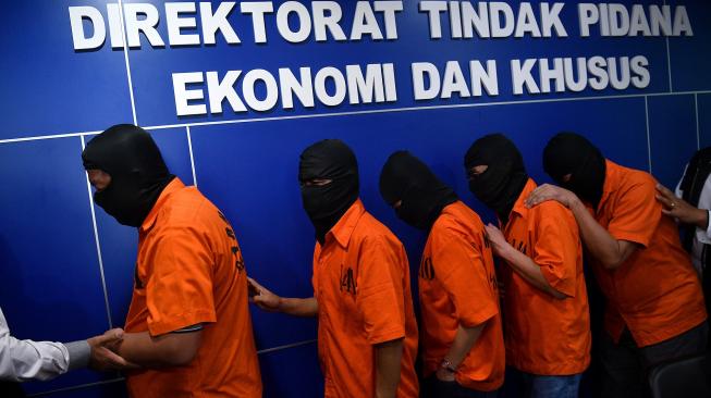 Lima orang tersangka dan barang bukti dihadirkan saat rilis kasus kejahatan di kantor Bareskrim Polri, Jakarta, Senin (24/9). [ANTARA FOTO/Sigid Kurniawan]
