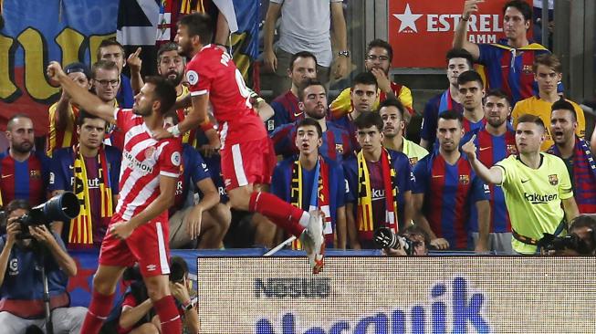 Pemain depan Girona, Cristhian Stuani merayakan gol saat Girona melawan Barcelona di stadion Camp Nou, Barcelona, Minggu (23/9). [AFP/ Pau Barrena]