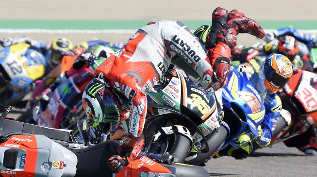 Pembalap Ducati  Jorge Lorenzo terjatuh saat balapan MotoGP Aragon di sirkuit Motorland Aragon, Spanyol, Minggu (23/9). [AFP/JOSE JORDAN]
