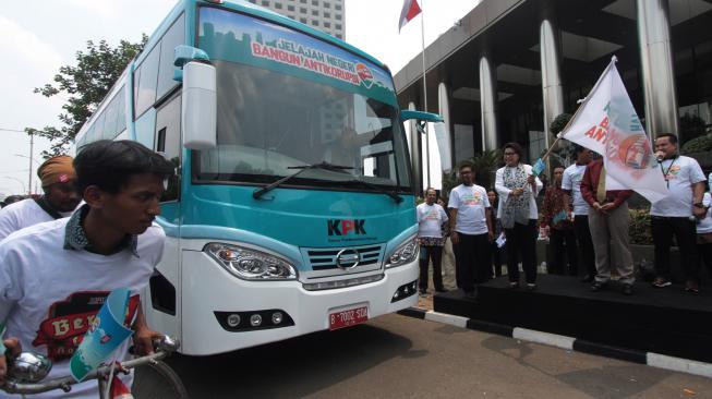 Wakil Ketua Komisi Pemberantasan Korupsi (KPK) Basaria Panjaitan (ketiga kanan) secara simbolis melepas keberangkatan bus "Jelajah Negeri Bangun Antikorupsi" di gedung KPK, Jakarta, Senin (24/9).[ANTARA FOTO/Reno Esnir]