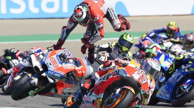 Pebalap Ducati, Jorge Lorenzo, terpelanting dari motornya saat balapan MotoGP Aragon di Sirkuit Motorland, Spanyol, Minggu (23/9/2018). [AFP/Jose Jordan]