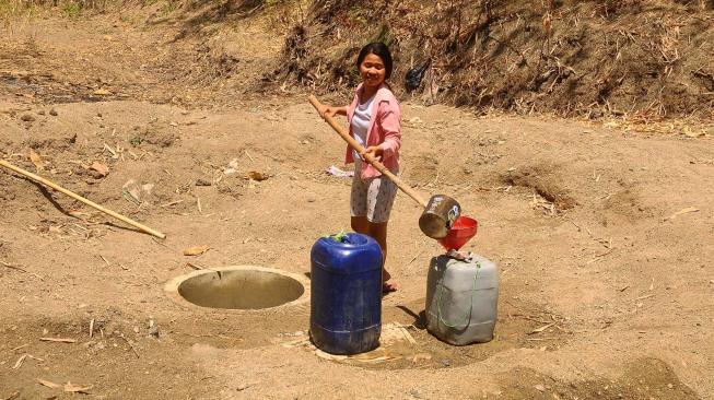 Warga mengambil air dari sumur buatan yang digali di dasar sungai di Desa Ketro, Grobogan, Jawa Tengah, Selasa (25/9). [ANTARA FOTO/Yusuf Nugroho]