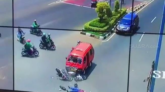 Angkot K25 Bekasi Tabrak Motor, Pemotor Tergeletak Penuh Darah