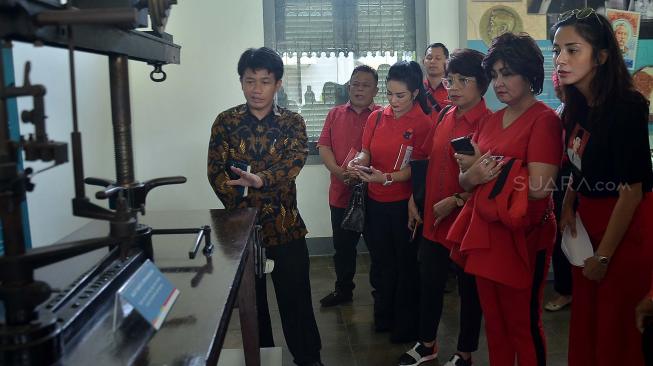 Penjaga Museum Kebangkitan Nasional menjelaskan tentang sejarah dari isi Museum Kebangkitan Nasional kepada Caleg Artis PDIP, Jakarta, Selasa (25/9). [Suara.com/Muhaimin A Untung]