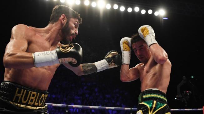 Petinju Inggris, Anthony Crolla (kanan), melakukan defense saat menghadpai petinju Venezuela, Jorge Linares, di Manchester Arena, Inggris, 25 Maret 2017. [AFP/Paul Ellis]