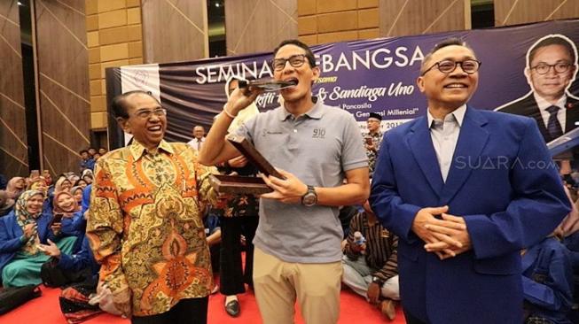 Sandiaga Uno Gigit Vandel Kenang-kenangan, Mahasiswa Geger