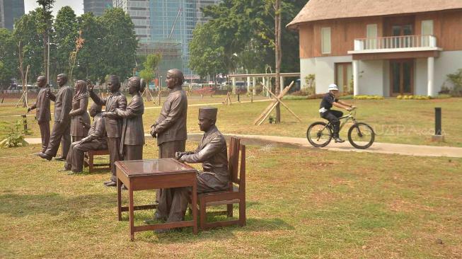 Patung tujuh Presiden RI serta ibu negara Hasri Ainun Habibie terpasang di kawasan Hutan Kota Kompleks Gelora Bung Karno (GBK), Jakarta, Selasa (25/9). [Suara.com/Muhaimin A Untung]
