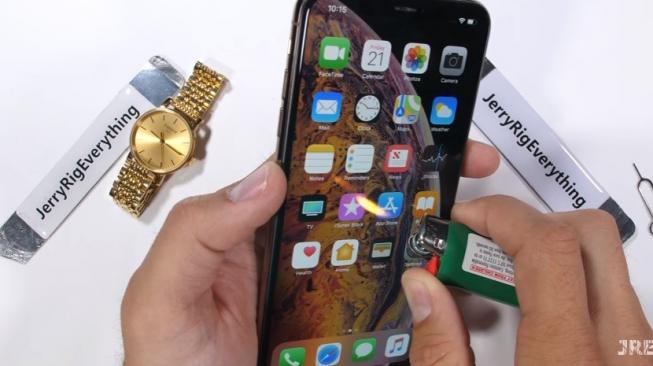 Uji coba iPhone XS Max. [YouTube/@JerryRigEverything]