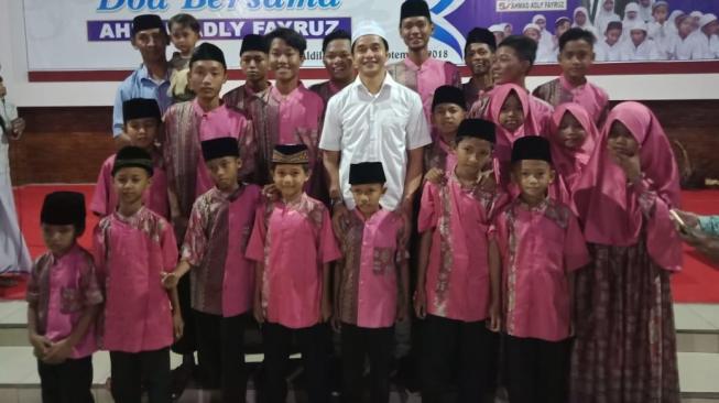 Adly Fairuz bersama anak yatim. (Istimewa)