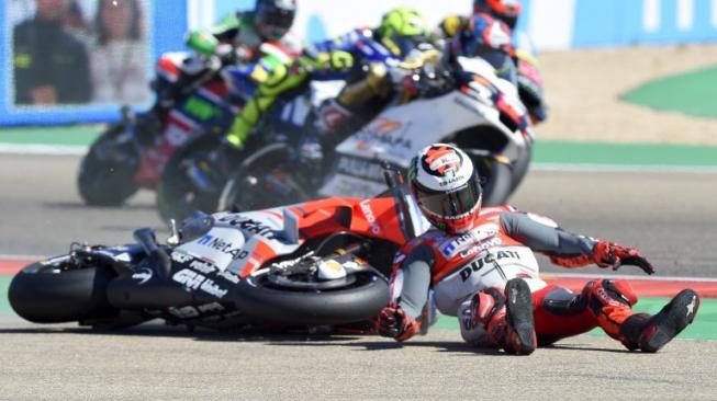 Pebalap Ducati Jorge Lorenzo terjatuh saat balapan MotoGP Aragon di Sirkuit Motorland, Spanyol, Minggu (23/9). [AFP/Jose Jordan]