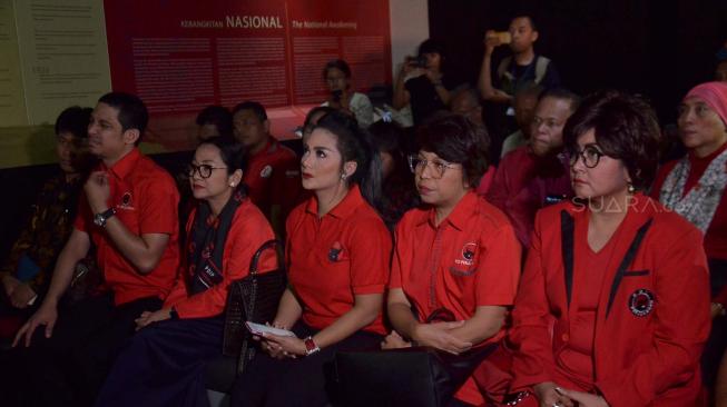 Para Caleg artis PDIP mendengarkan penjelasan tentang sejarah Museum Kebangkitan Nasional kepada Caleg Artis PDIP, Jakarta, Selasa (25/9). [Suara.com/Muhaimin A Untung]