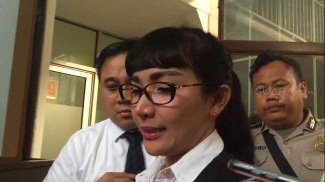 Sambil Nangis, Roro Fitria Akui Stres Berat Kemalingan Rp 3 M