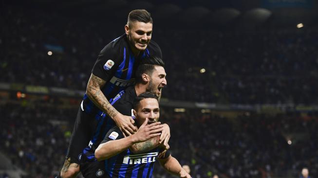 Bek Inter Milan Danilo D'Ambrosio merayakan golnya bersama Mauro Icardi dan Matteo Politano selama Pertandingan Inter Milan melawan Fiorentina di Stadion San Siro, Milan, Italia, Selasa (25/9). [AFP/Miguel MEDINA]  