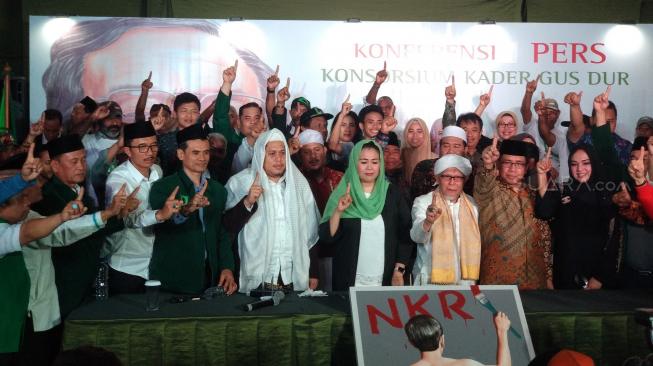 Yenny Wahid Pamer Lukisan Sosok Jokowi Sedang Tulis Kata NKRI