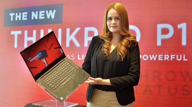 Model menunjukkan produk terbaru Lenovo saat  launching New Think Pad P1 di Aston Martin, Jakarta, Rabu (26/9).  [Suara.com/Muhaimin A Untung]
